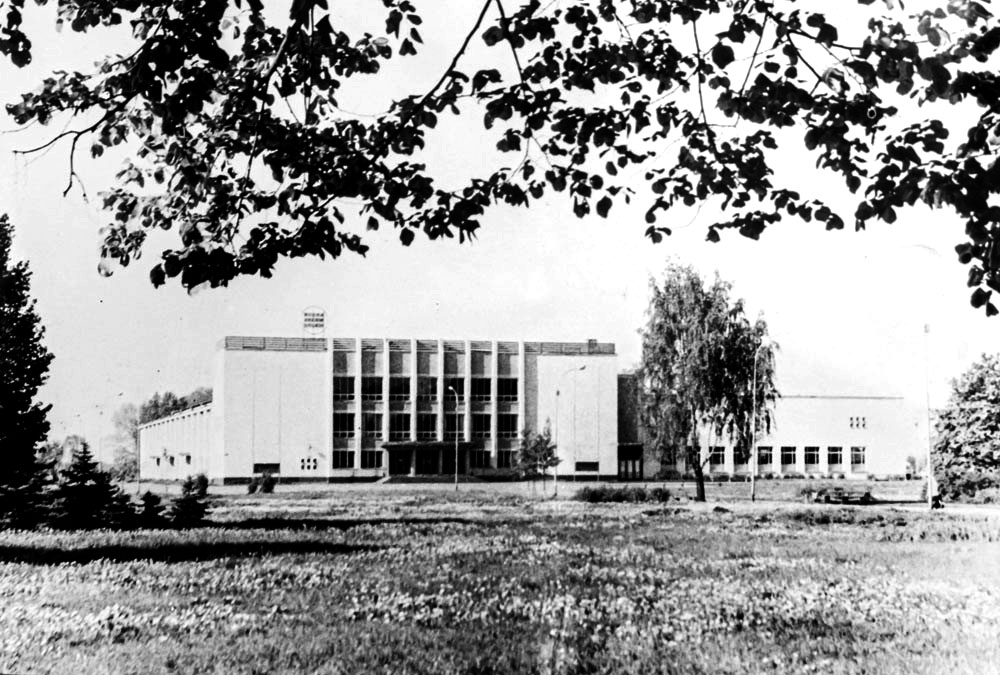 Rīgas un Latvijas vieglatlēti ar lielu nepacietību gaidīja, tik ļoti vajadzīgo, ziemas sporta bāzi sacensībām un treniņiem. Beidzot, 1965. gada 12. oktobrī svinīgi tika atvērta sporta manēža Ķengaragā, Maskavas ielā 160.